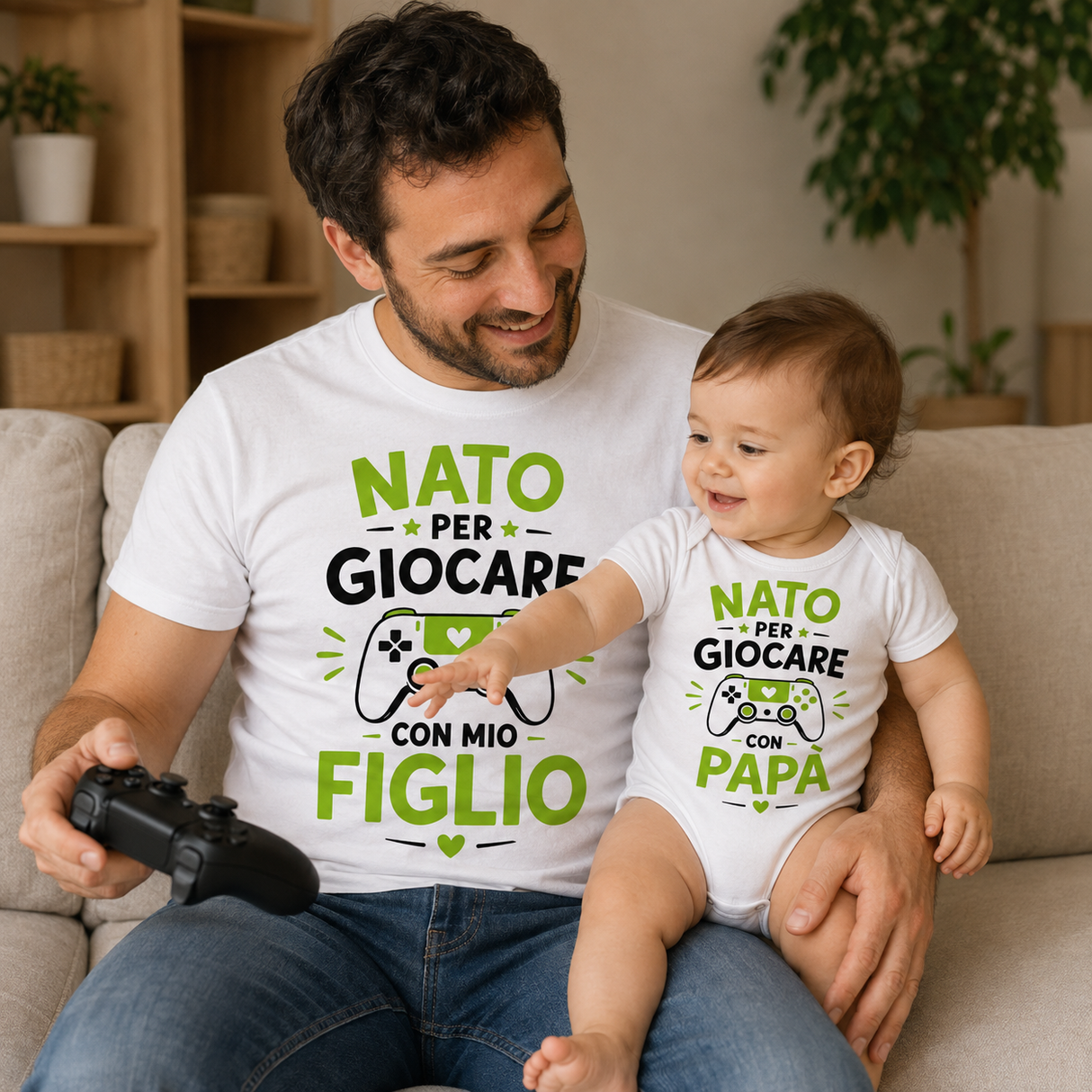 Maglietta bianca per papà e per bimbo con stampa verde “NATO PER GIOCARE” e scritta “PAPA”.