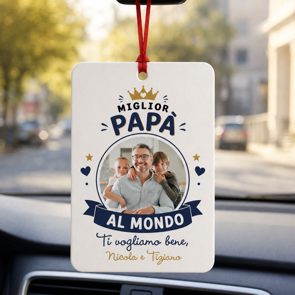 Profumatore auto bianco appeso con nastro rosso, foto famiglia e scritta Miglior Papà al Mondo
