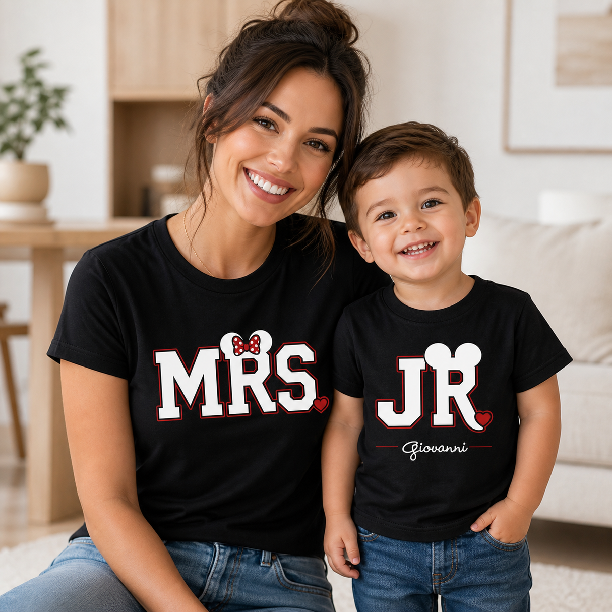 T-shirt nere coordinate mamma e figlio con MRS e JR, scritta Giovanni sul capo