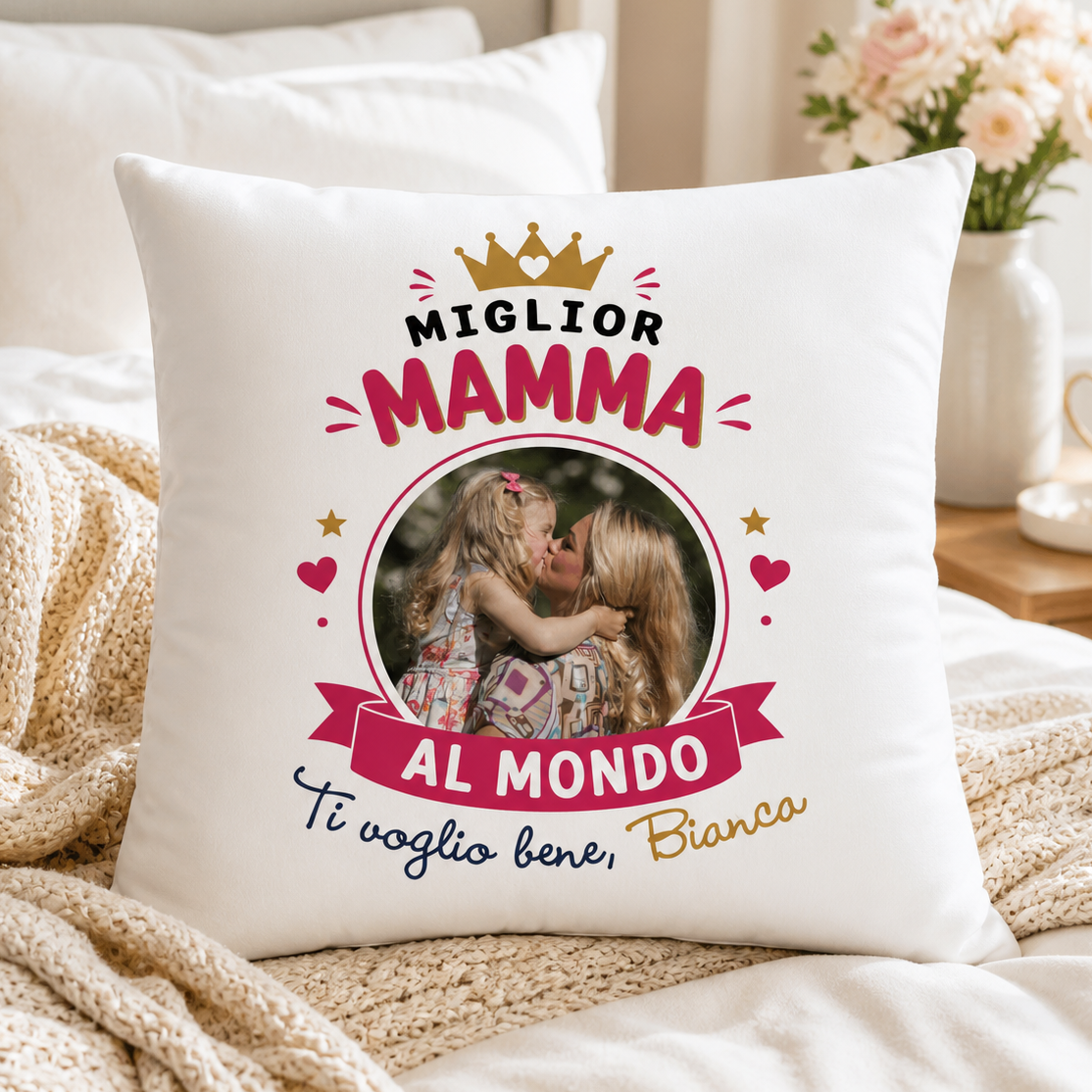 Cuscino bianco con stampa «Miglior Mamma al Mondo», corona e foto; ti voglio bene, Bianca