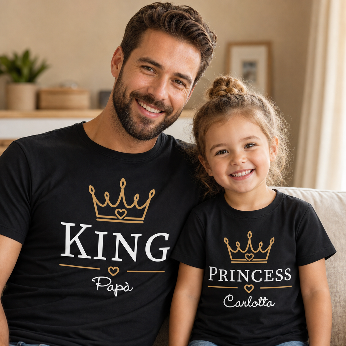 Set di due t-shirt nere con corone dorate e scritte “King” e “Princess”