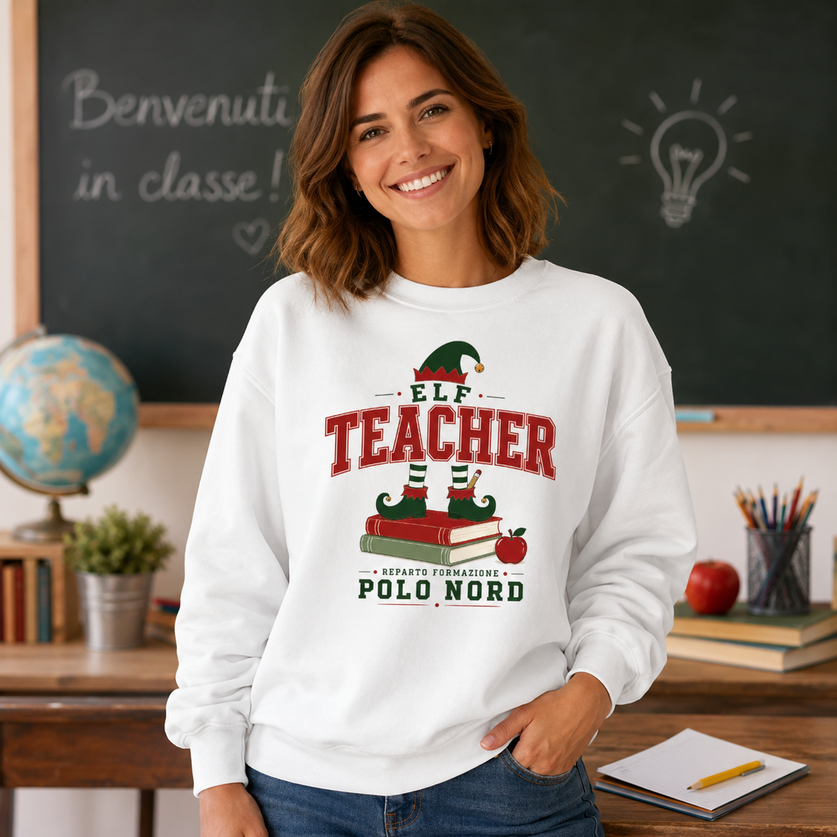 Felpa natalizia bianca con stampa “Elf Teacher Polo Nord”, indossata da donna