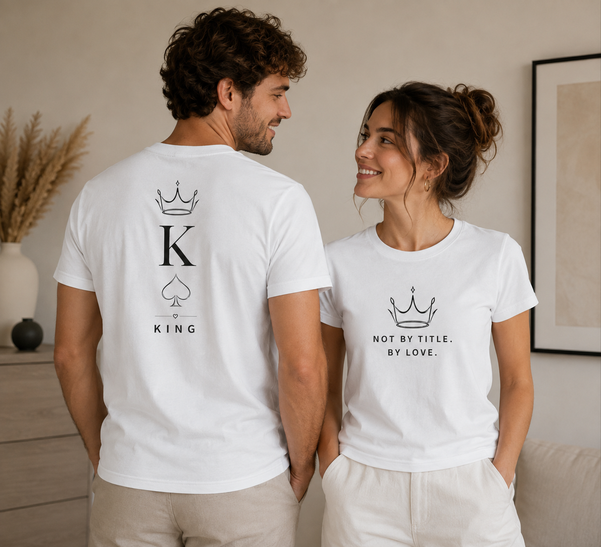 Coppia di t-shirt bianche con stampa corona e scritte KING e QUEEN, davanti e dietro