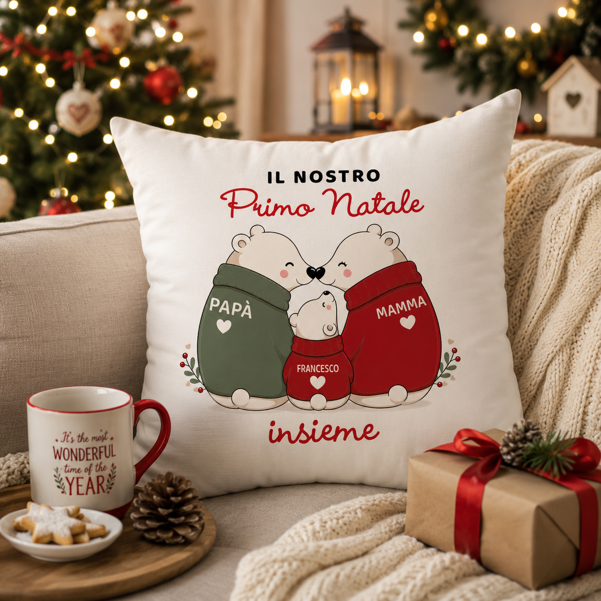 Cuscino bianco su divano con stampa “Il nostro Primo Natale insieme”, Papà e Mamma