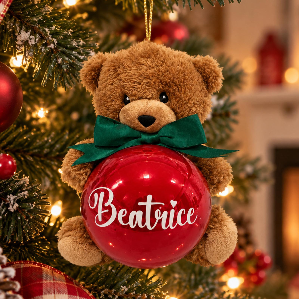 Decorazione Natalizia Personalizzata con Nome – Orsetto con Pallina di Natale in Vetro Rossa