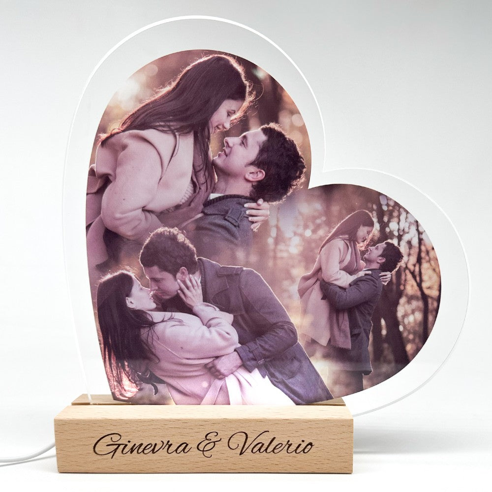 Lampada a cuore LED in plexiglass con tre foto e base in legno con nome inciso