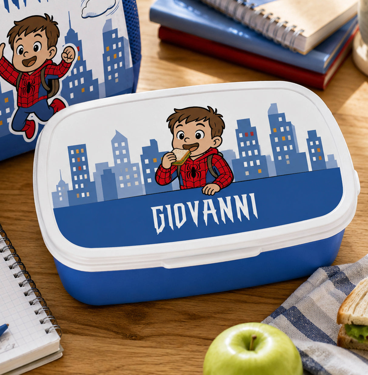 Scatola portamerenda blu con coperchio bianco, grafica città e nome 'GIOVANNI'.