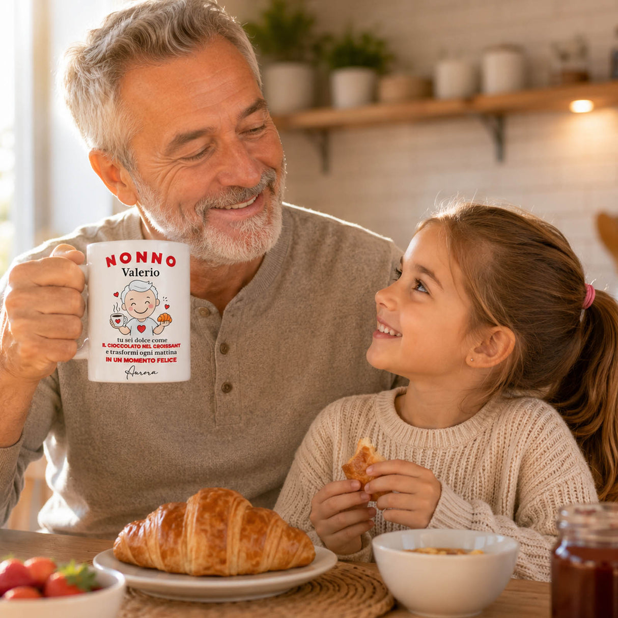 Tazza bianca con stampa «NONNO Valerio» in mano, con famiglia a colazione