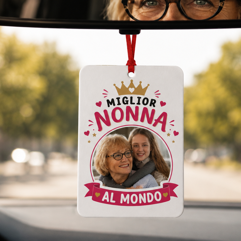 Profumatore auto rettangolare bianco appeso al parabrezza con foto e scritta Nonna