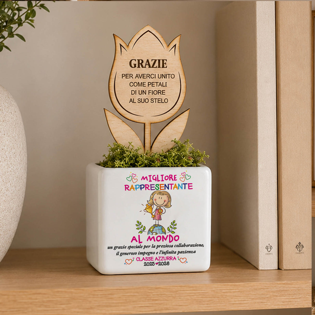 Vasetto bianco con fiore “Grazie” e scritta “Migliore rappresentante” con bambina