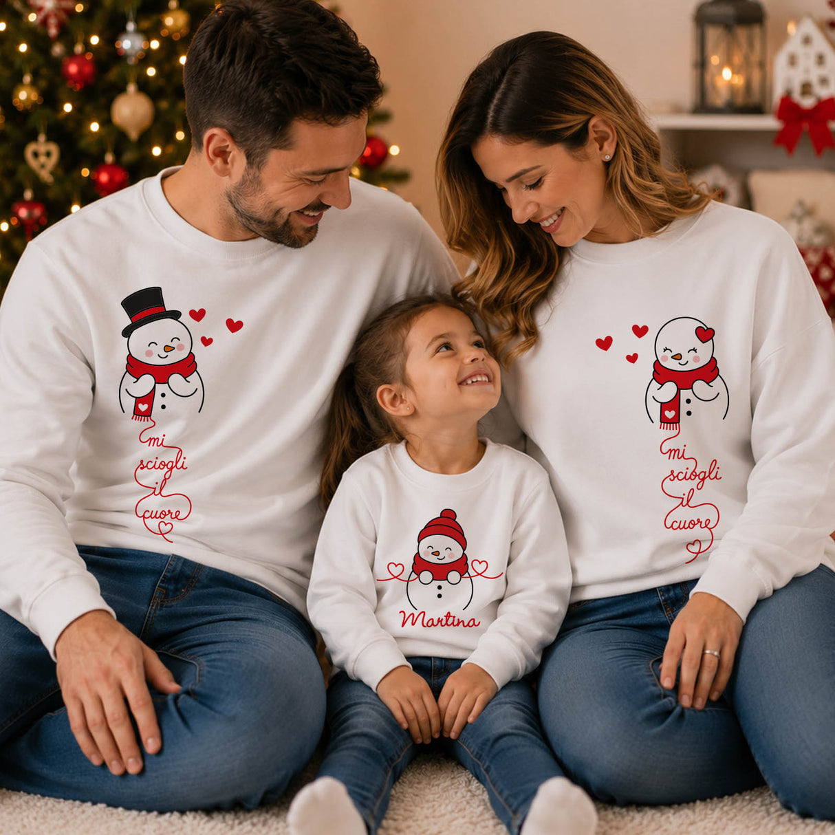 Felpe natalizie bianche famiglia indossate: pupazzo di neve rosso con cuori e testo