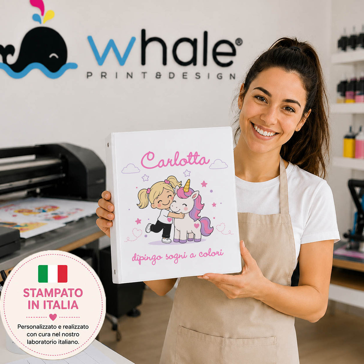 Raccoglitore A4 con copertina bianca: unicorno rosa e nome fucsia, stampato in Italia