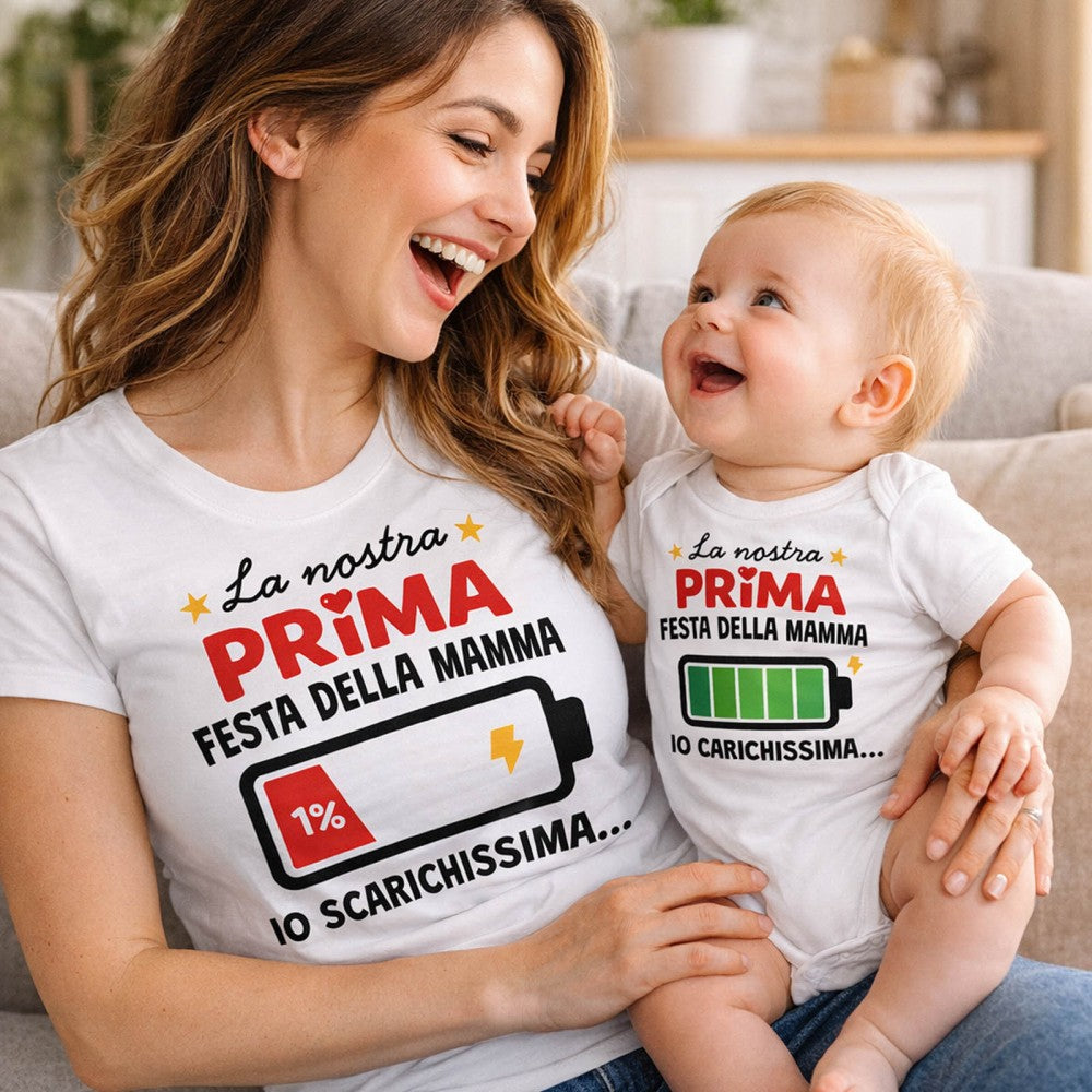 Set coordinato mamma e bimbo: t-shirt e body bianchi con batteria e testo “PRIMA FESTA DELLA MAMMA”