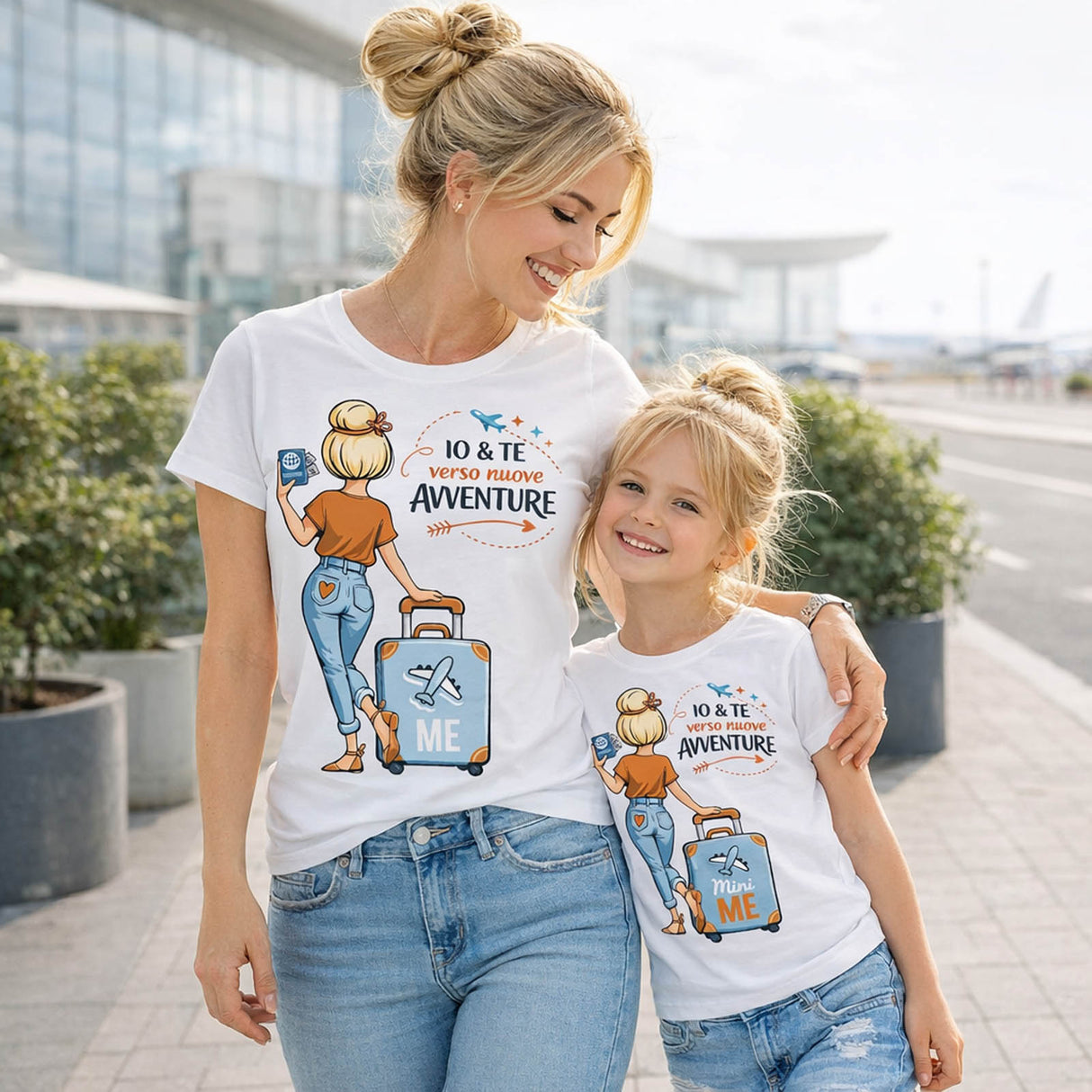 Set di magliette bianche mamma e figlia indossate con stampa “Io & Te verso nuove avventure”