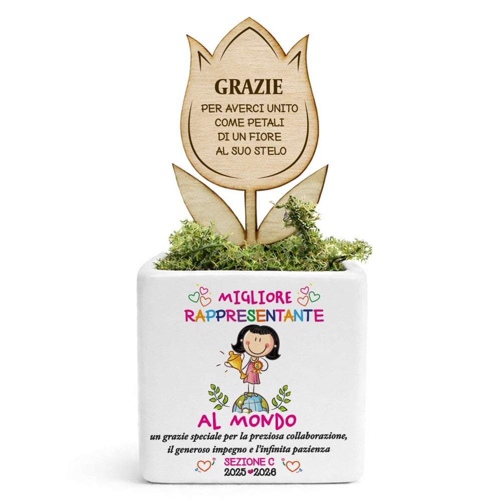 Vasetto bianco con fiore “Grazie”, germoglio verde e “Sezione C”
