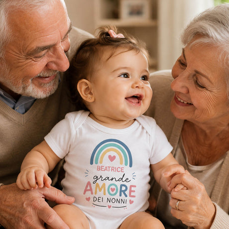 Body neonato bianco con arcobaleno e scritta BEATRICE: grande amore dei nonni