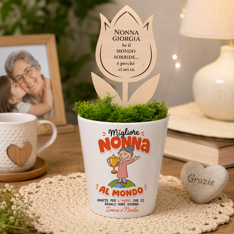 Vaso conico bianco con muschio verde e fiore in legno con dedica Nonna Giorgia, cuore