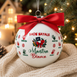 Pallina di Natale bianca con fiocco rosso e scritta Buon Natale, nomi della Maestra
