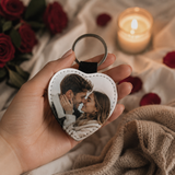 Portachiavi a cuore con foto personalizzata in mano, nastro nero e anello metallico