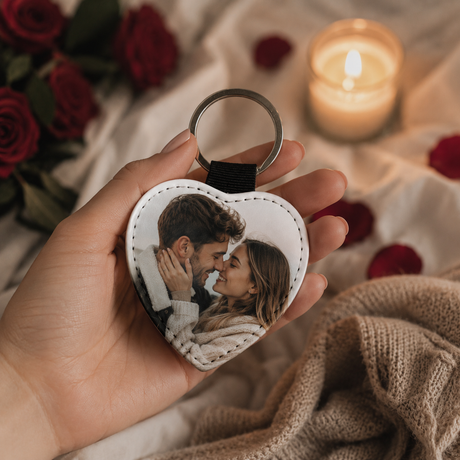 Portachiavi a cuore con foto personalizzata in mano, nastro nero e anello metallico