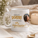 Tazza in ceramica bianca con stampa decorativa e foto all’interno di cuore.
