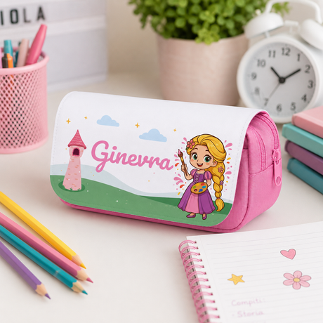 Astuccio rosa con stampa principessa e nome, appoggiato su scrivania