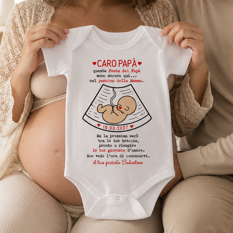 Body neonato bianco “Caro Papà” con grafica ecografia, indossato da donna in gravidanza.