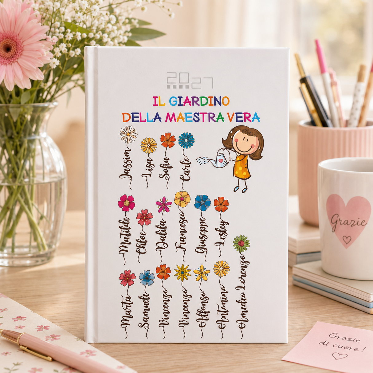 Agenda personalizzata con copertina bianca: “IL GIARDINO DELLA MAESTRA VERA” e fiori colorati