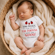 Body bianco indossato da bimbo con coccinelle e scritta “CHE FORTUNA… NONNI!”