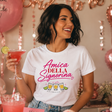 T-shirt bianca con scritta rosa “Amica della Signorina” e grafica di bicchieri da tequila