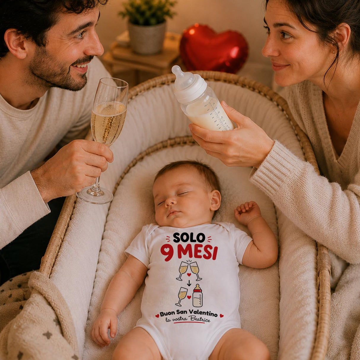 Neonato con body bianco “Solo 9 Mesi” e scritta Buon San Valentino con cuori