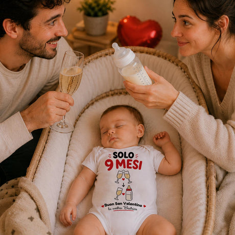 Neonato con body bianco “Solo 9 Mesi” e scritta Buon San Valentino con cuori