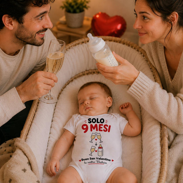 Neonato con body bianco “Solo 9 Mesi” e scritta Buon San Valentino con cuori
