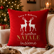 Cuscino rosso con nomi Luca & Roberta, renne e scritta dorata “il nostro NATALE insieme”