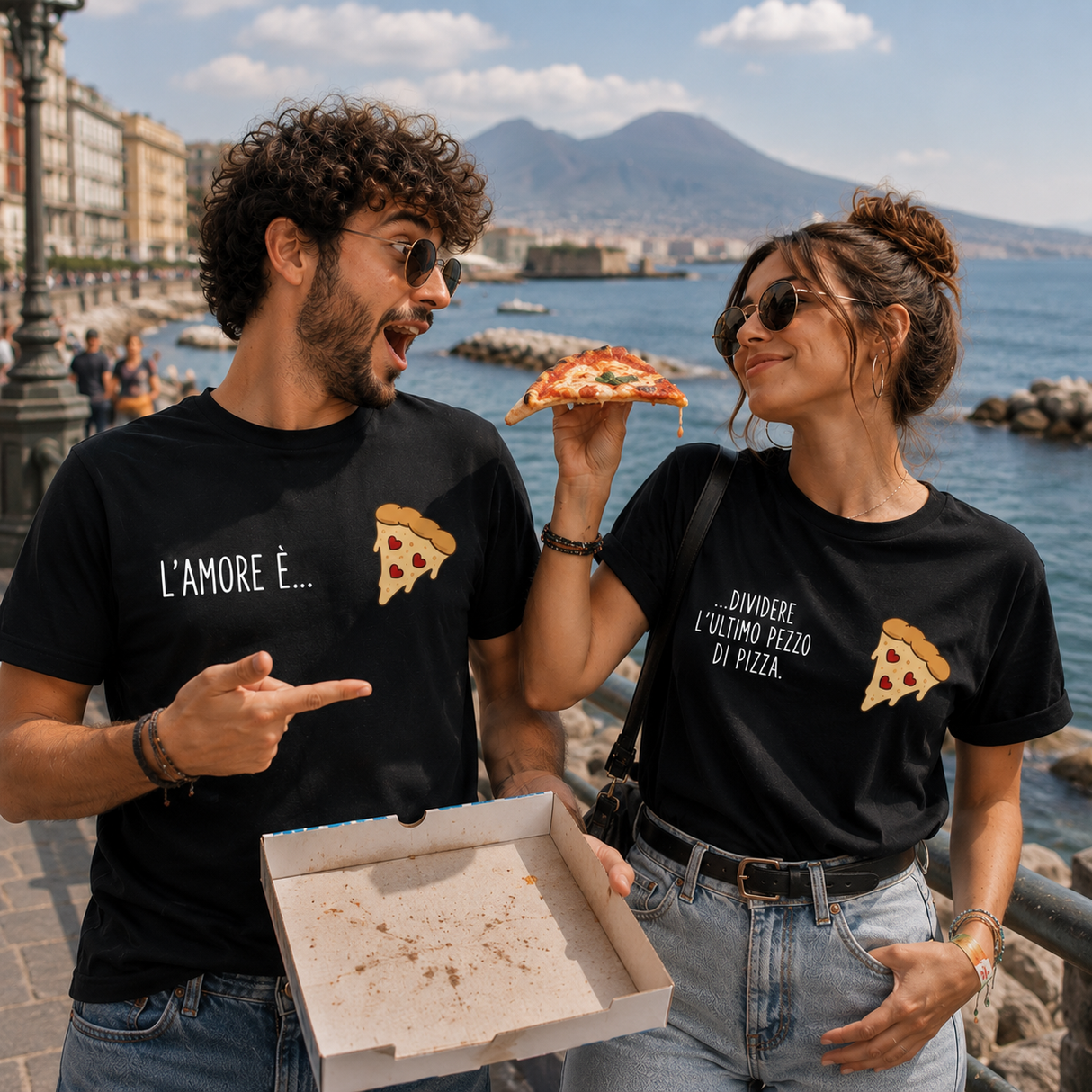 Coppia di t-shirt nere con stampa pizza e scritte “L’amore è…” e “Dividere”