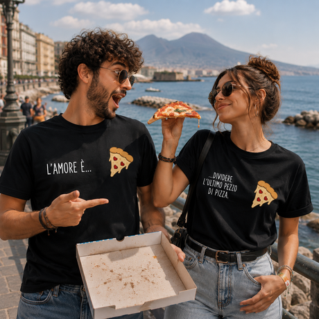 Coppia di t-shirt nere con stampa pizza e scritte “L’amore è…” e “Dividere”