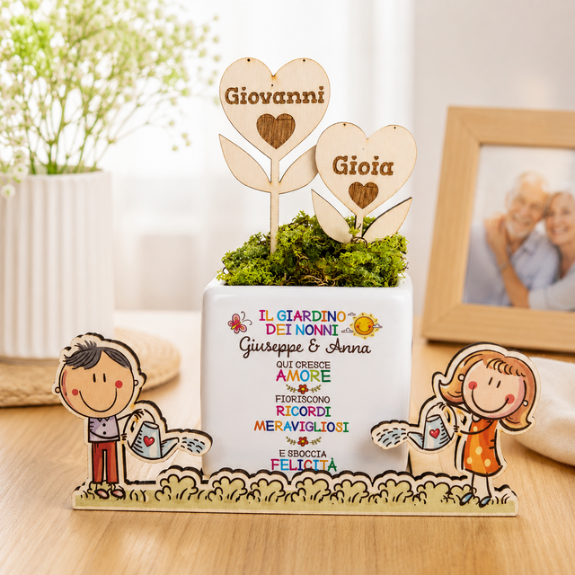 Vasetto decorativo con fiori in legno, muschio verde e scritte colorate per Giovanni e Gioia