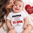 Body neonato bianco indossato con stampa 'MAMMA papà' e cuori rossi
