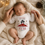 Body neonato natalizio bianco a maniche lunghe con stampa pinguino e scritta rossa.