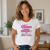 T-shirt bianca girocollo a maniche corte con logo “Nonna Loading...” rosa