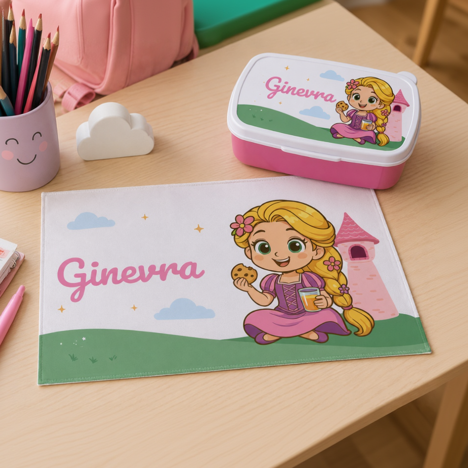 Tovaglietta Ginevra con Rapunzel seduta, nuvole e casetta rosa, bordo verde