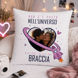 Cuscino bianco con stampa foto di coppia e scritta "Non c'è posto nell'universo"