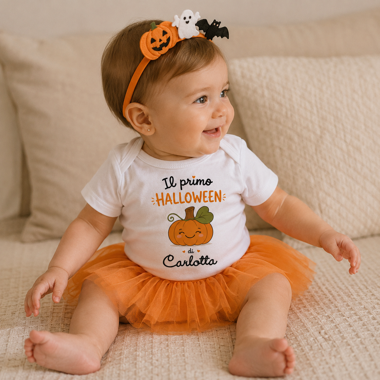 Body neonato bianco con stampa Il primo Halloween e nome Carlotta, indossato