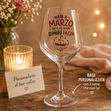 Calice da vino in vetro con scritta NATA A MARZO e SEMBRO PAZZO, base personalizzata