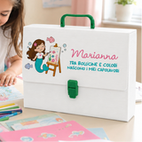 Valigetta polionda bianca con manico verde, chiusura frontale e nome Marianne