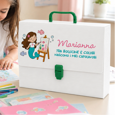 Valigetta polionda bianca con manico verde, chiusura frontale e nome Marianne