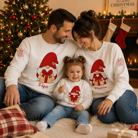 Felpe bianche con gnomi e scritte Papà, Mamma e Martina sul petto.