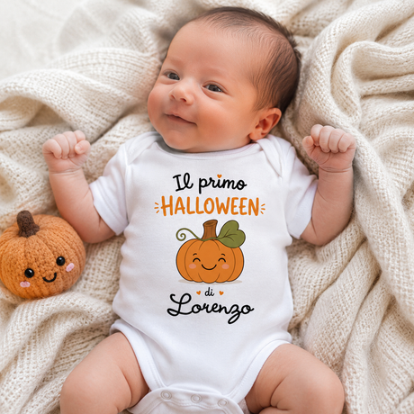 Body neonato bianco con stampa Il primo Halloween e nome Lorenzo, indossato