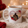 Tazza bianca con stampa cuore rosso e foto di coppia al centro