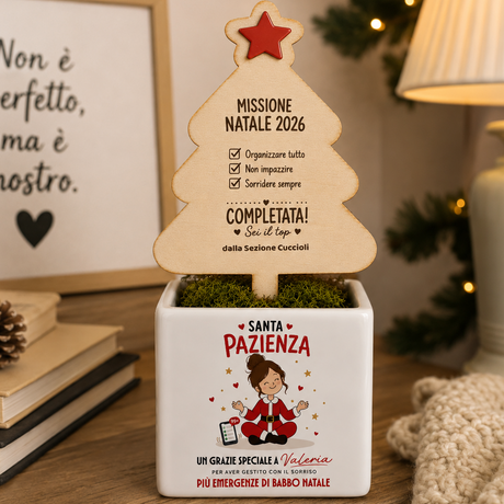 Vaso in ceramica bianca con albero di Natale in legno, “Missione Natale 2026”
